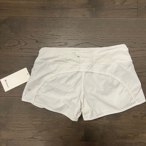 Lululemon white shorts sz 8 NWT retail $66 - Picture 3 of 3